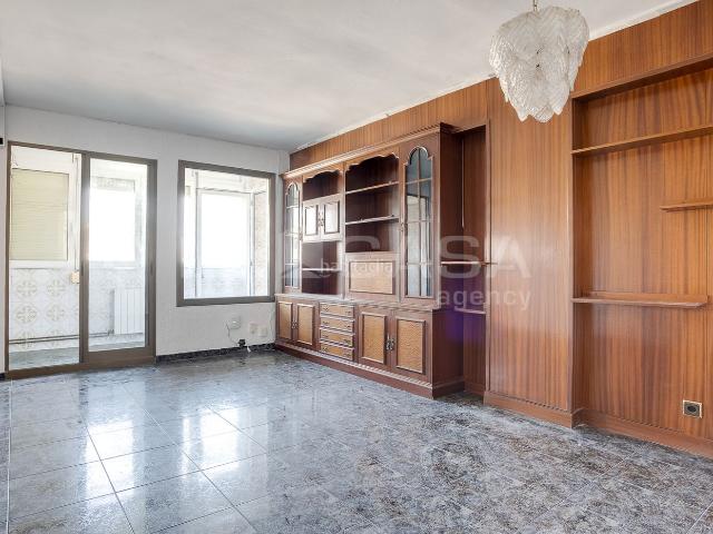 Piso en venta en Barcelona, La Verneda La Pau. Piso de 91 m con 3 dormitorios y ascensor en Ca NOliva, Barcelona. Pisos.