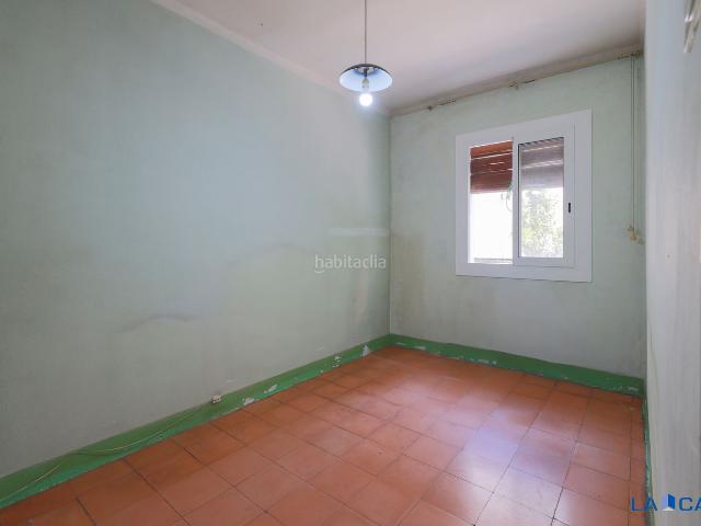 Piso en venta en Barcelona, La Bordeta. Acogedor piso exterior de 3 dormitorios con balcón y ascensor en 1ª planta. Pisos.