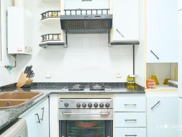 Piso en venta en Barcelona, La Bordeta. CUATRO HABITACIONES ASCENSOR. Pisos.
