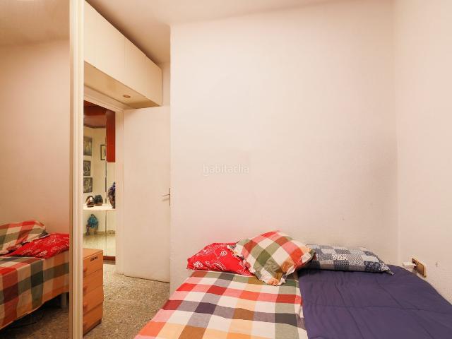 Piso en venta en Barcelona, La Bordeta. INVERSIÓN CON INGRESOS GARANTIZADOS VIVIENDA ALQUILADA POR 1.000 AL MES. Pisos.