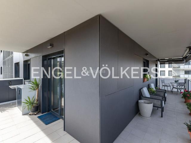 Piso en venta en Barcelona, La Bordeta. Luz natural, espacio, confort con balcón, terraza panorámica y plaza de aparcamiento. Pisos.
