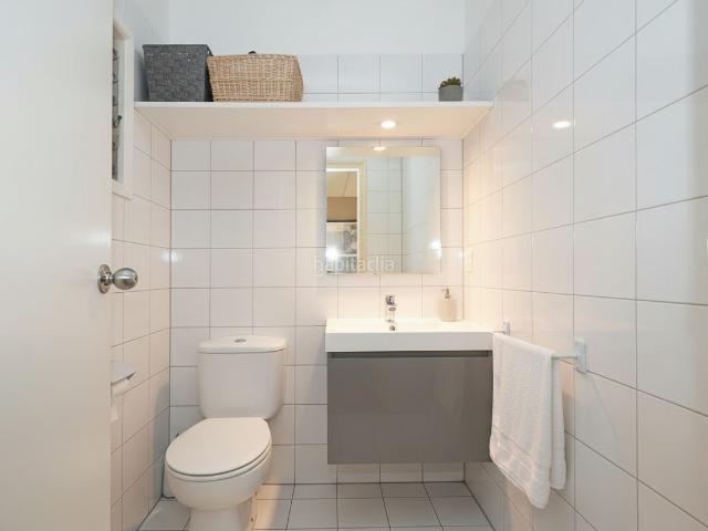 Piso en venta en Barcelona, La Bordeta. Local entresuelo de 90 m2 con patio privativo. Ideal para inversores. Pisos.