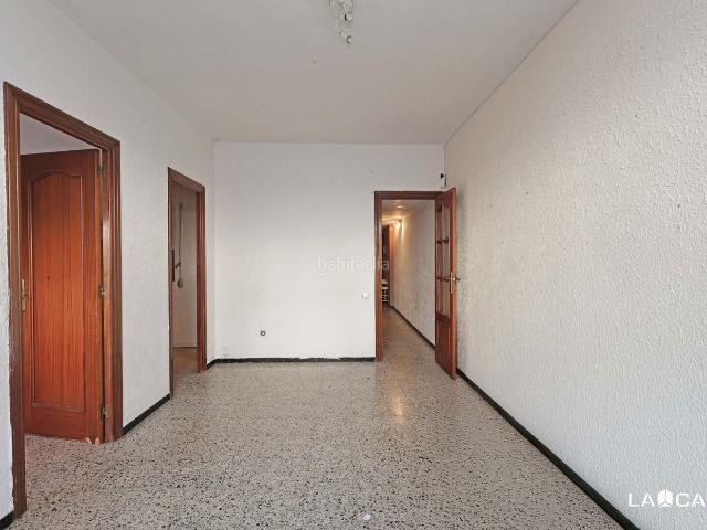 Piso en venta en Barcelona, La Bordeta. Piso Carrer de Santiago Ramon y Cajal, L'Hospitalet de Llobregat, PISO 3 HABITACIONES, BAÑO, BALCON PARA REFORMAR. Pisos.