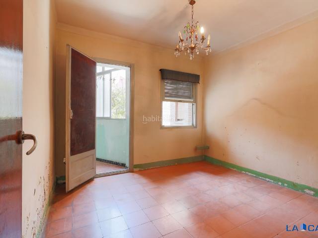 Piso en venta en Barcelona, La Bordeta. PISO DE 3 HABITACIONES CON ASCENSOR Y POSIBILIDAD DE ENTREGA REFORMADO. Pisos.