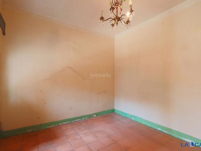 Piso en venta en Barcelona, La Bordeta. Piso de 3 habitaciones con balcón y ascensor en Sants HostafrancsUna vivienda para reformar y diseñar a medida. Pisos.