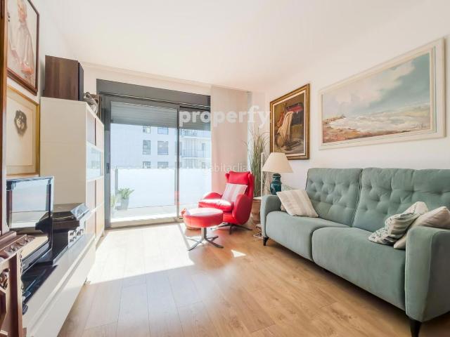 Piso en venta en Barcelona, La Bordeta. Piso seminuevo con terraza, plaza de aparcamiento y trastero en Sants. Pisos.
