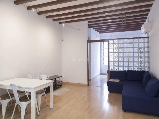 Piso en venta en Barcelona, La Bordeta. Piso tipo loft en Sants con balcón. Pisos.