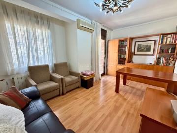Piso en venta en Barcelona, Vilapicina Torre Llobeta. ¡Piso alto 4º con ascensor, exterior y con balcón!. Pisos.