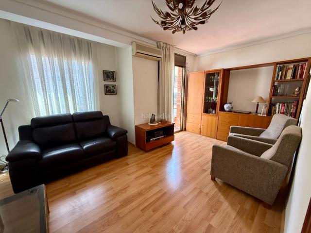Piso en venta en Barcelona, Vilapicina Torre Llobeta. ¡Piso alto 4º con ascensor, exterior y con balcón!. Pisos.