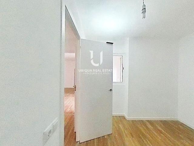 Piso en venta en Barcelona, La Marina del Port. Piso en La Marina con contrato de alquiler activo. Pisos.