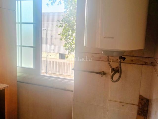 Piso en venta en Barcelona, La Marina del Port. PISO PARA REFORMAR A TU GUSTO. Pisos.