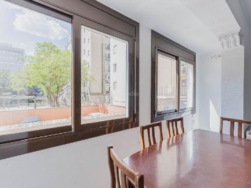 Piso en venta en Barcelona, La Nova Esquerra de l´Eixample. Amplio y luminoso piso en finca señorial junto a zona verde. Pisos.
