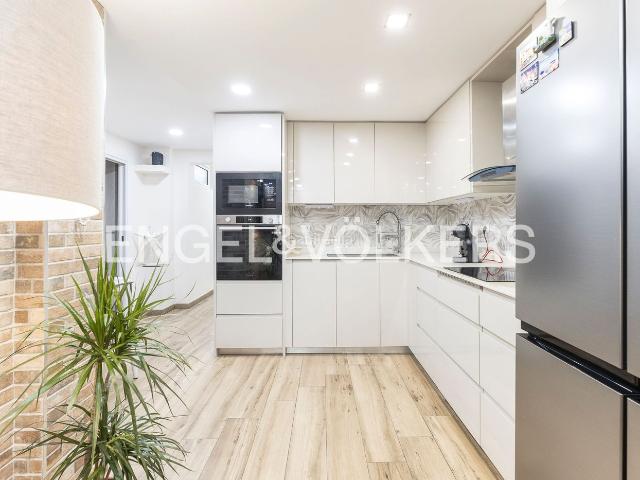 Piso en venta en Barcelona, La Nova Esquerra de l´Eixample. Bajos reformado de 4 dormitorios en calle Vilamarí, Eixample. Pisos.