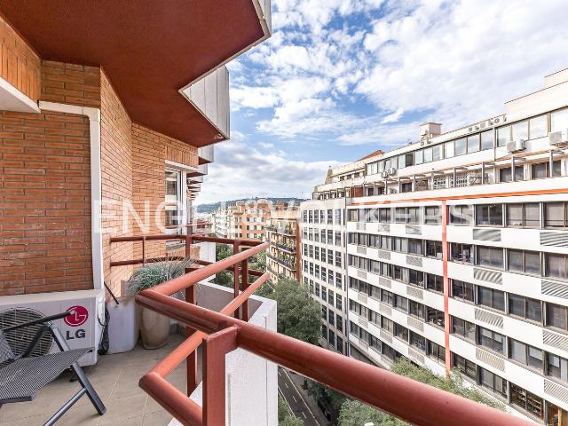 Piso en venta en Barcelona, La Nova Esquerra de l´Eixample. Luminoso piso alto con balcón y vistas panorámicas en calle Calabria. Pisos.