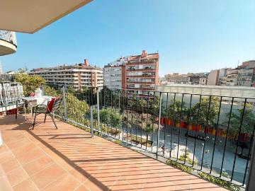 Piso en venta en Barcelona, La Nova Esquerra de l´Eixample. Piso alto, exterior y con orientación Mar sureste. Terraza muy soleada. Pisos.