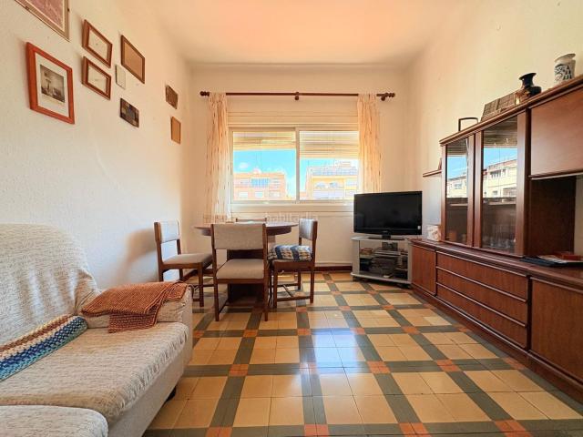 Piso en venta en Barcelona, La Nova Esquerra de l´Eixample. Piso en calle Villamarí 95 m2, 4 hab, 1 bañ. Ascensor. Pisos.