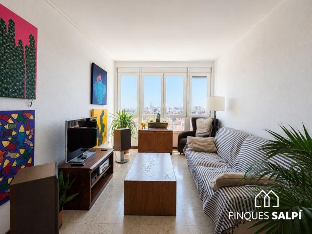 Piso en venta en Barcelona, La Sagrera. PISO DE 4 HABITACIONES, CON VISTAS A TOTA LA CIUDAD Y PLAZA DE GARAJE. Pisos.