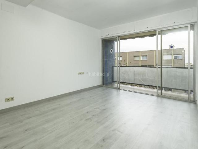 Piso en venta en Barcelona, Montbau. Luminoso piso completamente exterior junto a Hospital Vall dHebron. Pisos.