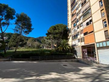 Piso en venta en Barcelona, Montbau. Piso en venta con inqulino en Montbau. Pisos.