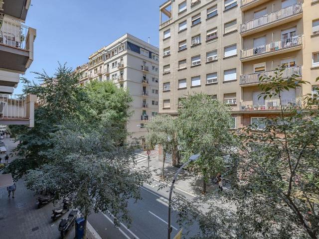 Piso en venta en Barcelona, Navas. Luminoso piso con balcón en las mejores zonas!. Pisos.