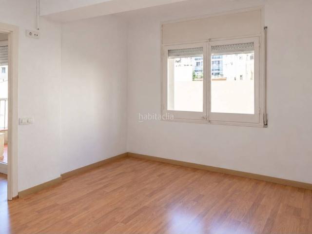 Piso en venta en Barcelona, Navas. Piso de 3 habitaciones con balcón. Pisos.