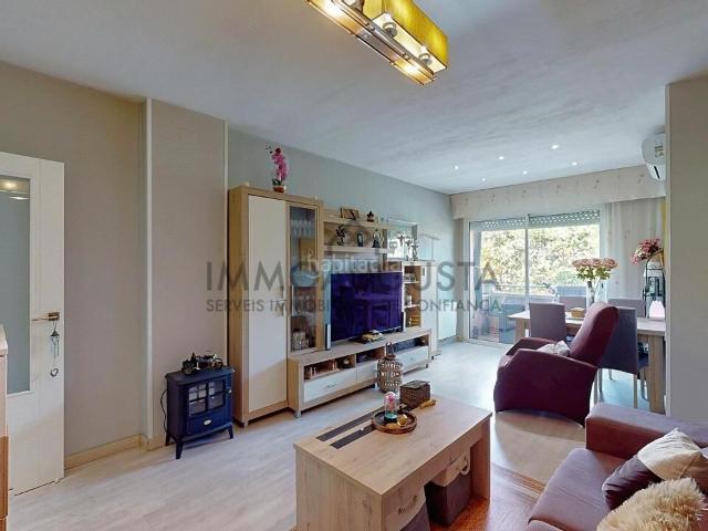 Piso en venta en Barcelona, Navas. Piso reformado muy luminoso. Pisos.