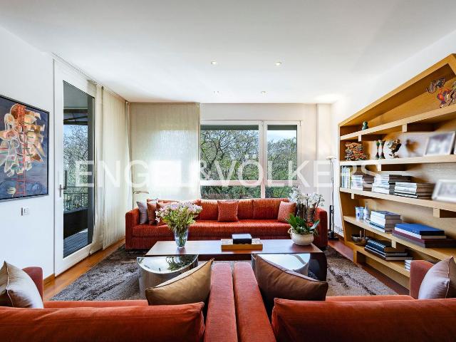 Piso en venta en Barcelona, Pedralbes. Luminoso piso con terraza y piscina en Pedralbes. Pisos.