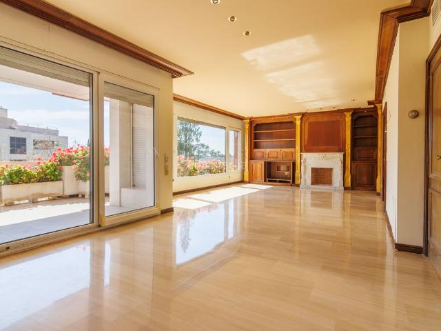Piso en venta en Barcelona, Pedralbes. piso en venta en el exclusivo barrio de Pedralbes, zona ajardinada y piscina. Pisos.