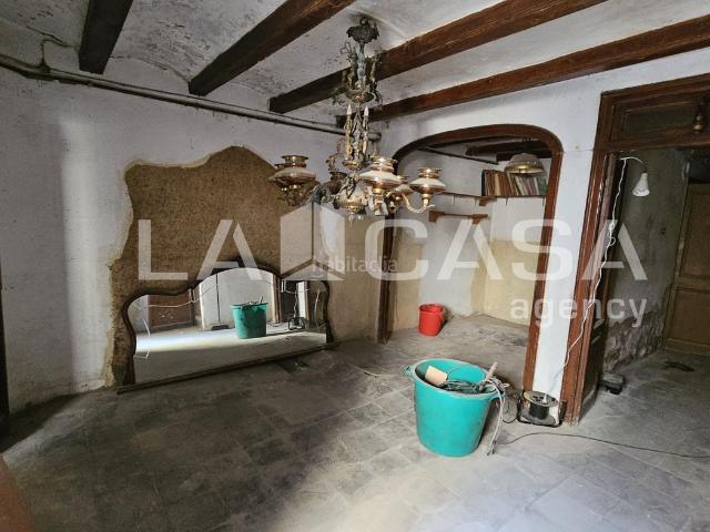 Piso en venta en Barcelona, Poblenou. Piso de planta baja con entresuelo en pleno Poblenou. Pisos.