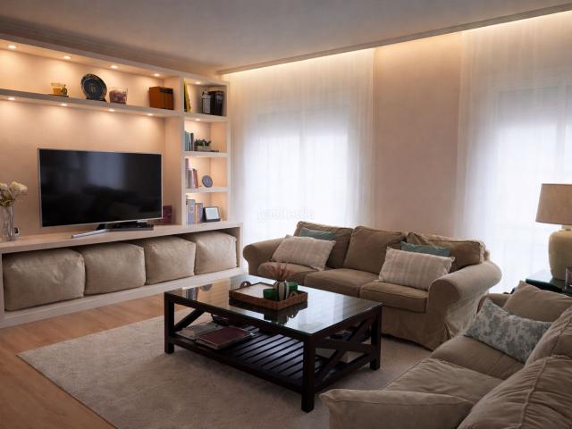 Piso en venta en Barcelona, Porta. Amplio piso reformado y muy luminoso, listo para entrar a vivir. Pisos.