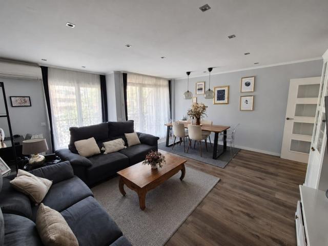 Piso en venta en Barcelona, Porta. EXCEPCIONAL PROPIEDAD EN PASSEIG VALLDAURA. Pisos.