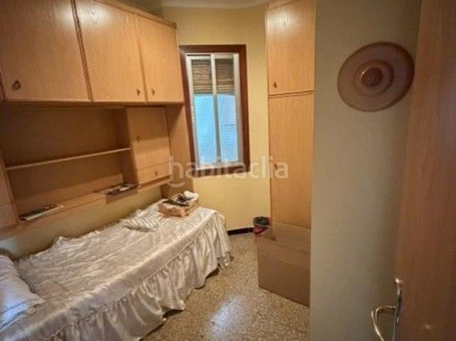 Piso en venta en Barcelona, Porta. Piso de tres habitaciones exterior a la callecon balcón. Pisos.