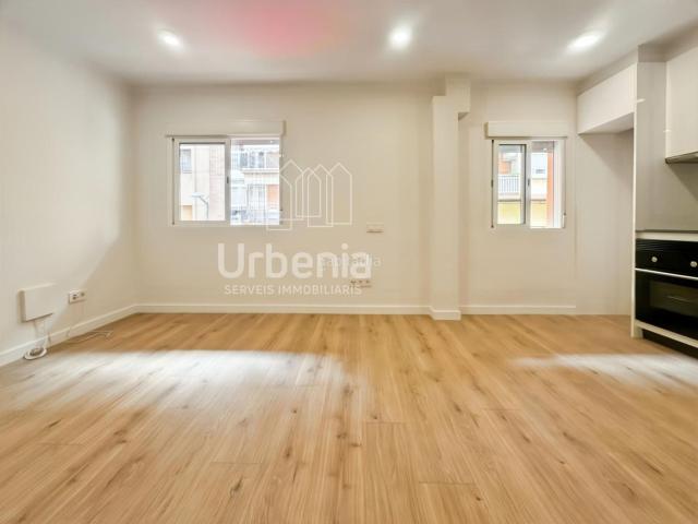 Piso en venta en Barcelona, Prosperitat. GRAN OPORTUNIDAD! En pleno corazón de Nou Barris, muy buen precio para un piso totalmente reformado. Pisos.