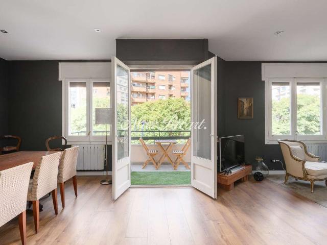 Piso en venta en Barcelona, Putget Farró. Amplio piso con parking en finca señorial de Sant Gervasi. Pisos.