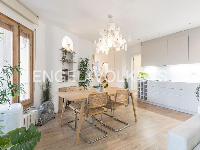 Piso en venta en Barcelona, Putget Farró. Elegancia renovada en la zona alta de Barcelona apartamento con chimenea, vistas verdes y confort contemporáneo en Sant Gervasi. Pisos.