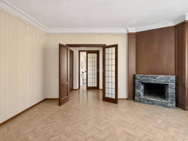 Piso en venta en Barcelona, Putget Farró. Exclusiva finca señorial en Barcelona con vistas privilegiadas y gran potencial de reforma. Pisos.