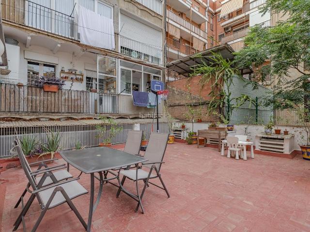 Piso en venta en Barcelona, Putget Farró. Luminoso piso con espectacular terraza. Pisos.