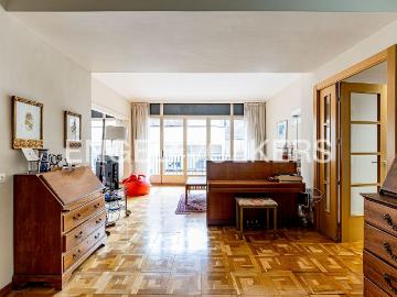Piso en venta en Barcelona, Putget Farró. Piso todo exterior, amplio y luminoso en Sant Gervasi. Pisos.