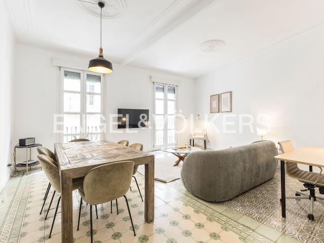 Piso en venta en Barcelona, Raval. Techos de época con molduras originales, suelos hidráulicos artesanales y tres balcones que inundan cada estancia de luz natural. Pisos.