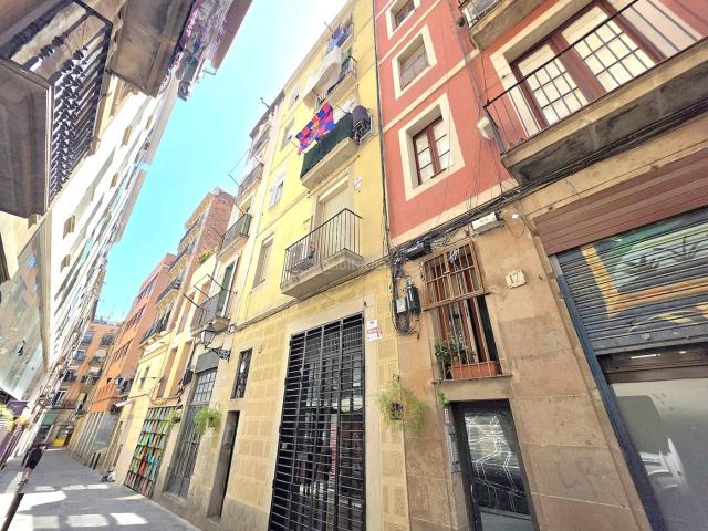 Piso en venta en Barcelona, Raval. VIVIENDA CON CEDULA de habitabilidad y 3 habitaciones de 45m² en solo una 1ª PLANTA REAL, con pequeño patio privado a reformar!. Pisos.