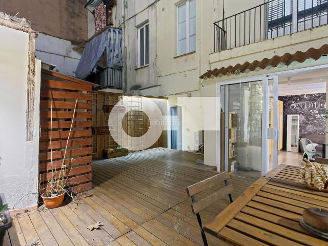 Piso en venta en Barcelona, Raval. VIVIENDA CON TERRAZA FINCA CLÁSICA 6 HABITACIONES 2 BAÑOS Y ASEO 99 M2 CONSTRUIDOS UBICACIÓN CÉNTRICA. Pisos.