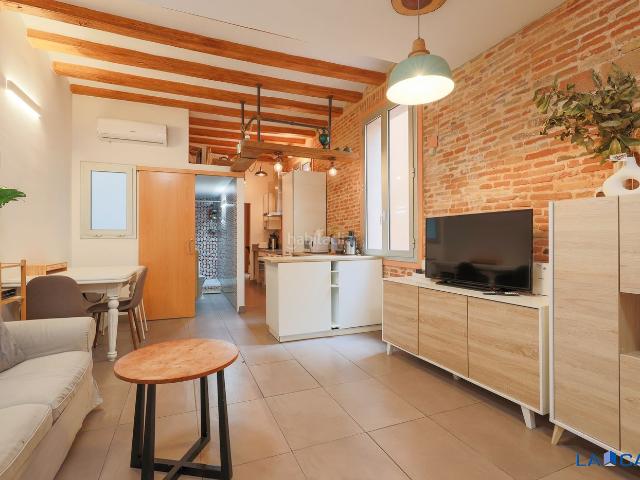 Piso en venta en Barcelona, Raval. Vivienda reformada de 82 m2 con balcón estilo francés. Pisos.