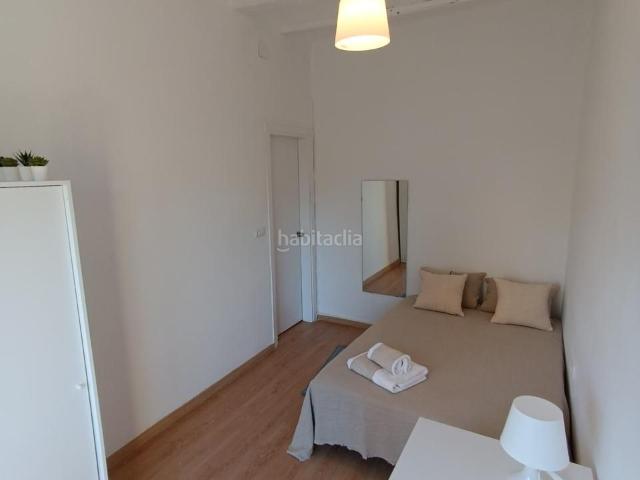 Piso en venta en Barcelona, Raval. Amplio piso amueblado en Ciutat Vella. Pisos.