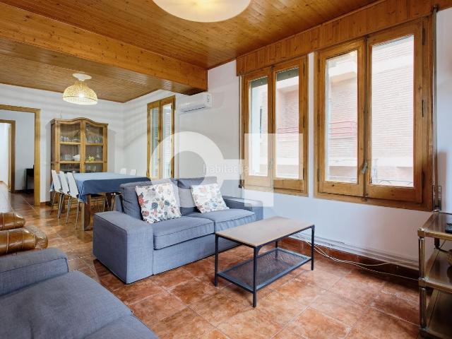 Piso en venta en Barcelona, Raval. AMPLIA VIVIENDA CON TERRAZA BUEN ESTADO 4 HABITACIONES 3 BAÑOS FINCA CON ASCENSOR UBICACIÓN CÉNTRICA. Pisos.