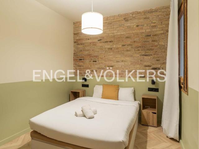 Piso en venta en Barcelona, Raval. Apartamento modernista exclusivo de 3 dormitorios en el corazón de Barcelona. Pisos.