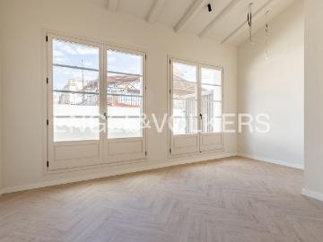Piso en venta en Barcelona, Raval. Ático de obra nueva con terraza junto a La Rambla. Pisos.