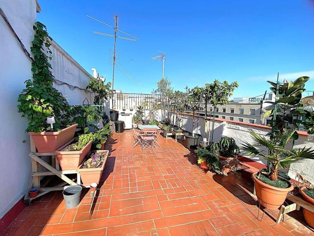 Piso en venta en Barcelona, Raval. Ático en la Rambla de Barcelona de dos habitaciones y dos baños. Pisos.