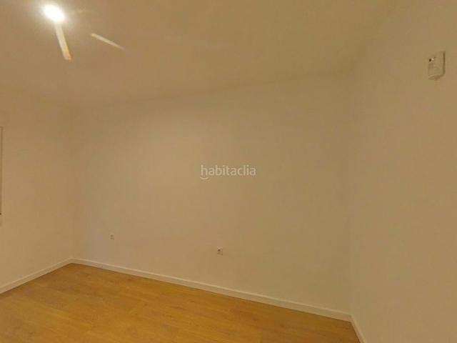 Piso en venta en Barcelona, Raval. Descubre este acogedor apartamento de 1 dormitorio en Barcelona, recientemente renovado y rodeado de servicios y transporte. Ideal. Pisos.