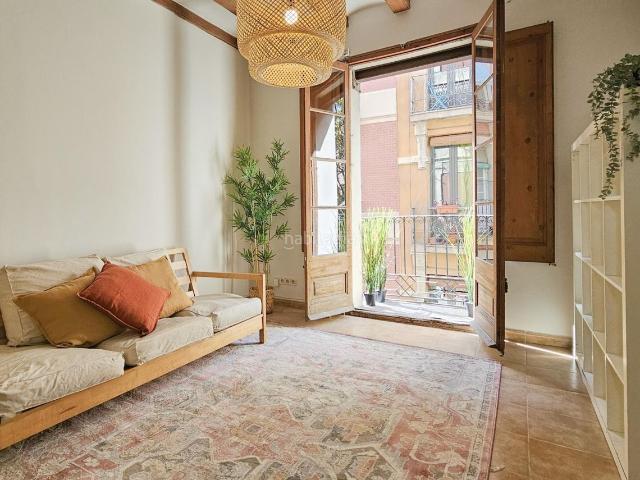 Piso en venta en Barcelona, Raval. Descubre este acogedor piso ubicado en una de las calles principales del Raval. Pisos.