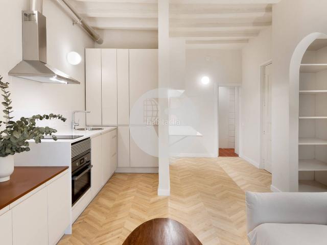 Piso en venta en Barcelona, Raval. Encantador piso reformado con balcón junto a Las Ramblas y el Palau Güell. Pisos.